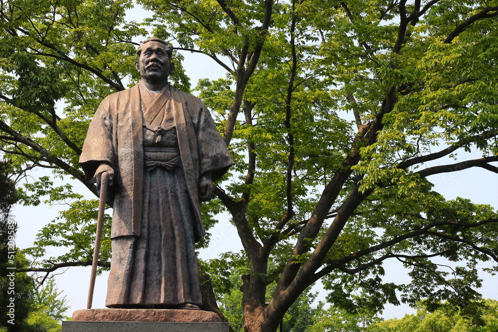 福岡の昔の偉い人の像