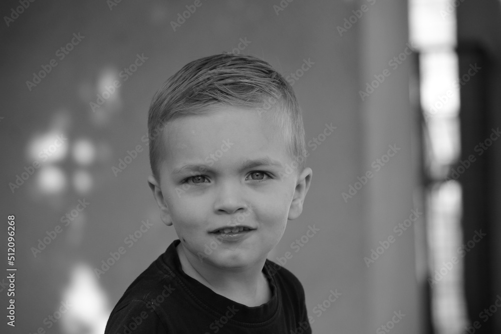 petit garçon de 3 ans noir et blanc portrait petit garçon de 3 ans noir et blanc portrait