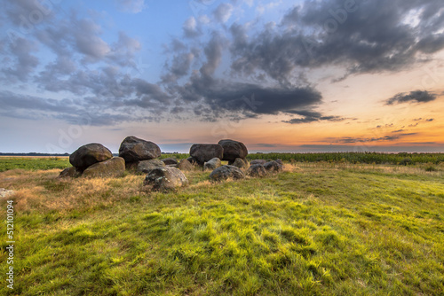 Foto Hunnish megalithic Dolmen hunebed structure