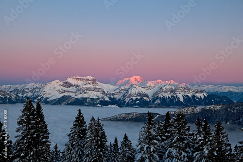 Coucher de soleil sur le Mont-Blanc en hiver depuis la Montagne du Semnoz (Massif des Bauges) Alpes. France