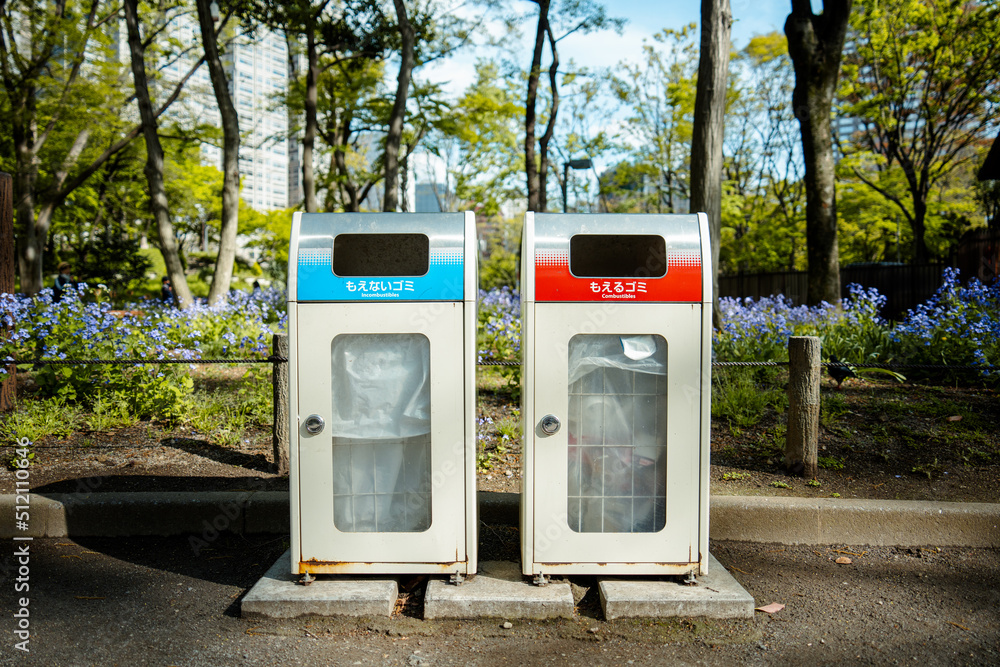 日に照らされた公園のゴミ箱 日に照らされた公園のゴミ箱