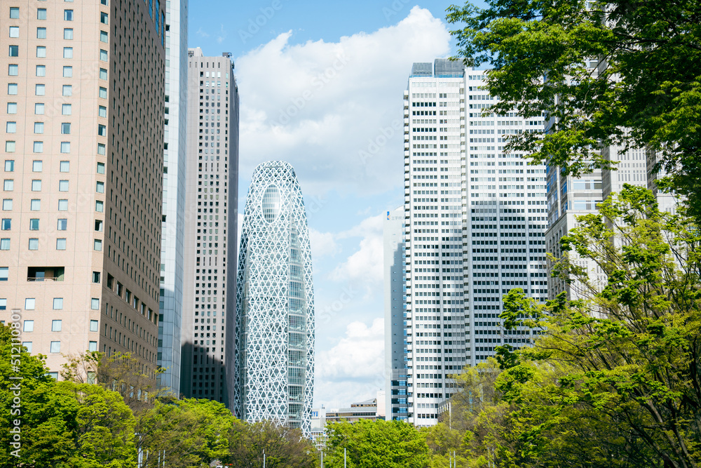 東京の高層ビルと夏の空