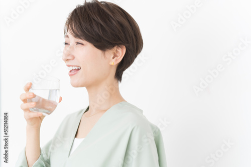 おいしい水を飲むアジア人女性