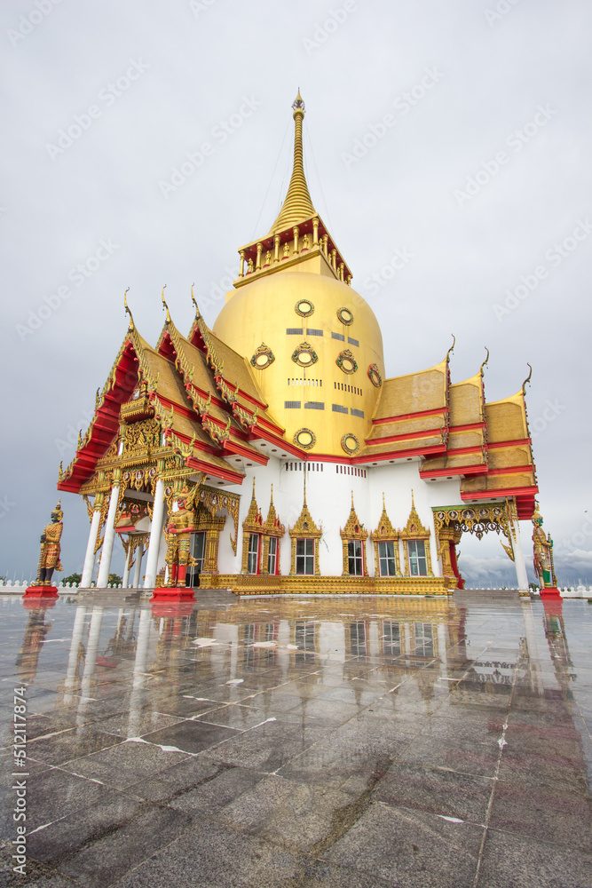 Obraz premium Chachoengsao Province,Thailand on June9,2018:Beautiful golden pagoda of Wat Prong Arkad in Amphoe Bang Nam Priao