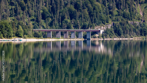 Fototapeta Naklejka Na Ścianę i Meble -  Bäume und Brücke spiegeln im See