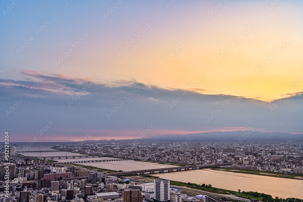 Obraz premium 梅田スカイビルの空中庭園から見る大阪の夕焼け 【大阪都市風景】