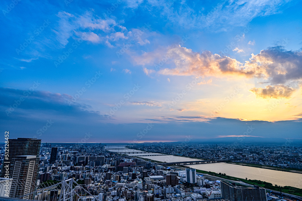 梅田スカイビルの空中庭園から見る大阪の夕焼け　【大阪都市風景】