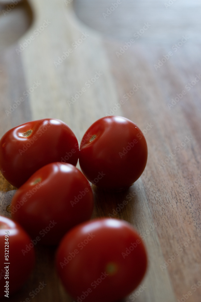 Tomaten auf einem Holzbrett Tomaten auf einem Holzbrett