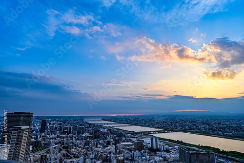 梅田スカイビルの空中庭園から見る大阪の夕焼け　【大阪都市風景】