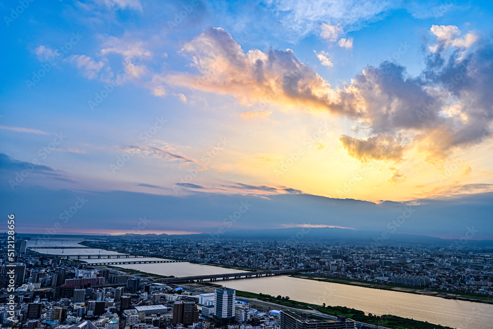 Naklejka premium 梅田スカイビルの空中庭園から見る大阪の夕焼け 【大阪都市風景】