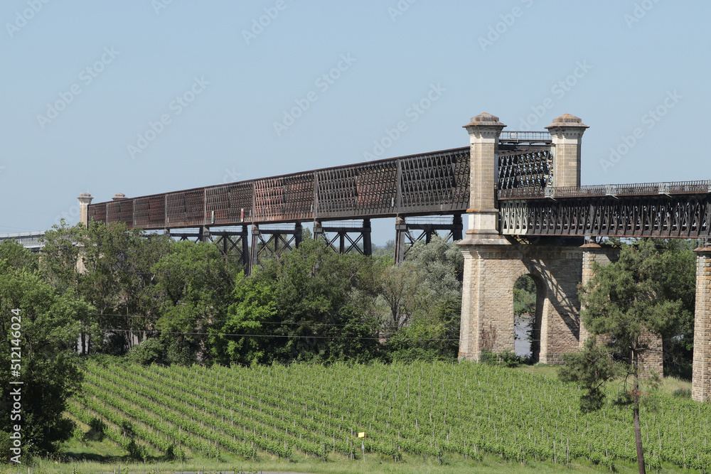Pont de chemin de fer entre Saint Vincent de Paul et Cubzac les ponts. La ligne de train entre Bordeaux et Saintes traverse la rivière Dordogne