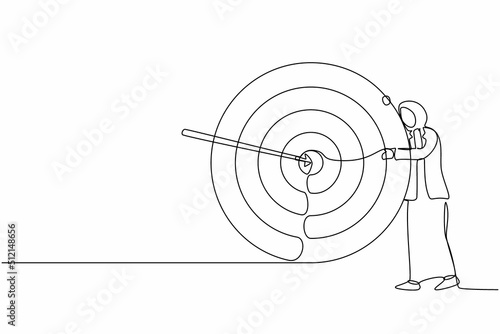 Continuous one line drawing Arab businesswoman hugs and stands next to circle of target, arrow that hit target right in middle, analyze result of achievement within company. Single line design vector