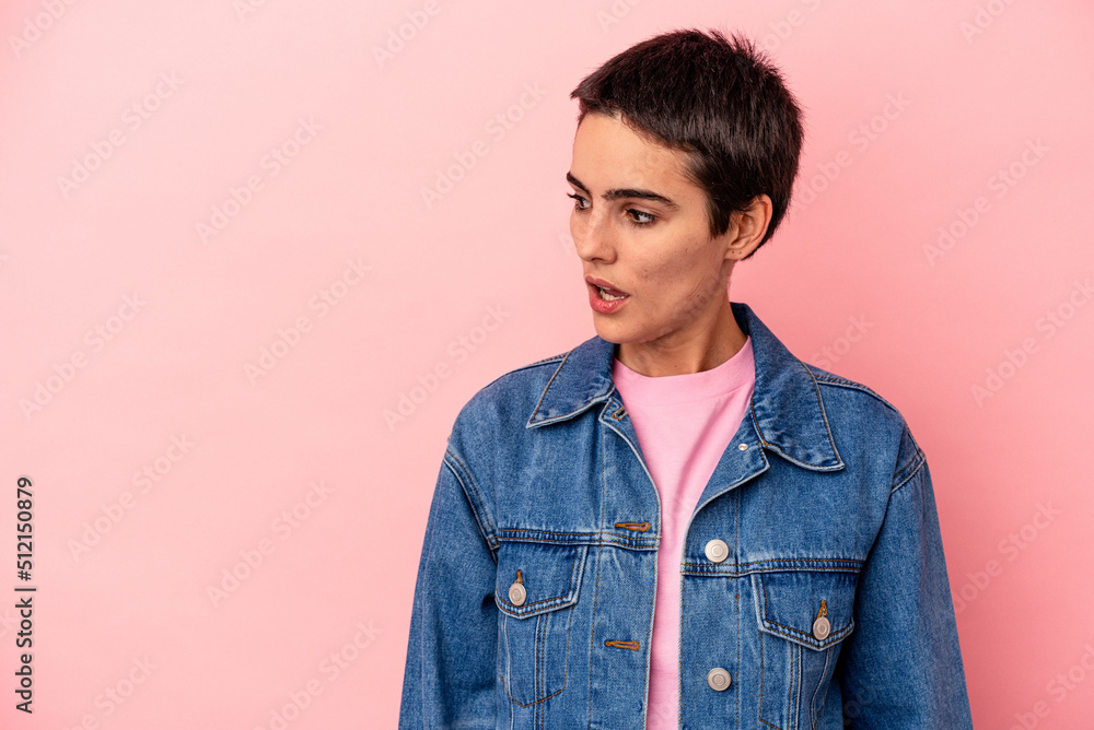 Obraz premium Young caucasian woman isolated on blue background being shocked because of something she has seen.