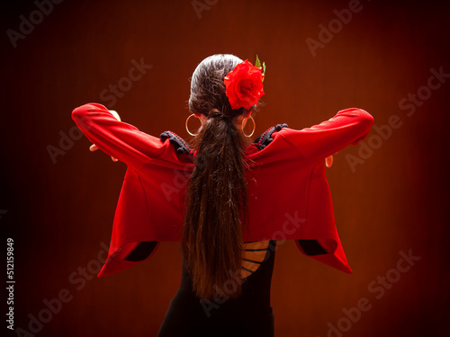 Bailarina de flamenco con torera roja