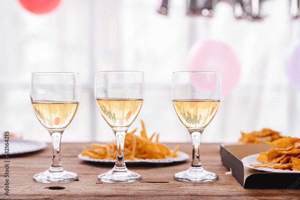 Set up a party table On the table there is a pizza with drinks. party idea Set up a party table On the table there is a pizza with drinks. party idea