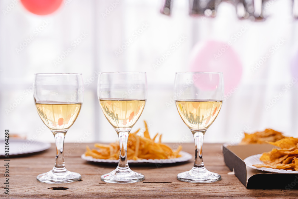 Set up a party table On the table there is a pizza with drinks. party idea Set up a party table On the table there is a pizza with drinks. party idea