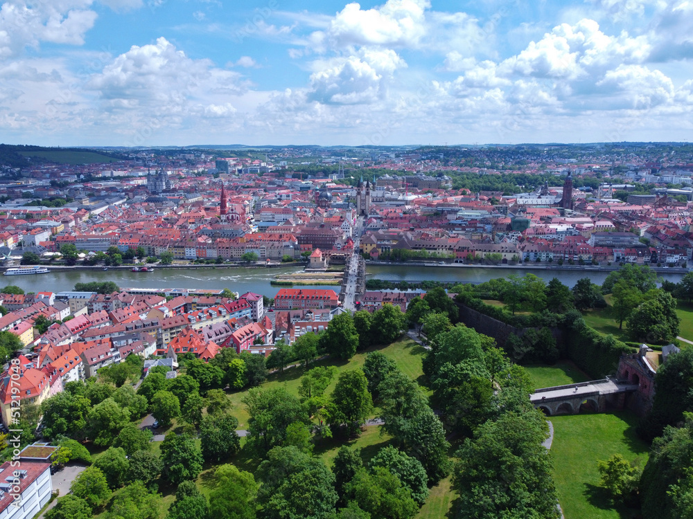 Würzburg, Deutschland: Luftaufnahme der Stadt am Main