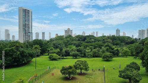 Parque Omar con edificios al fondo en Vía Porras, Panama.