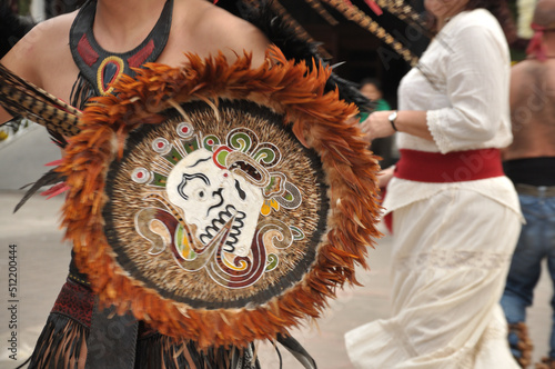 escudo chimali azteca con plumas photo