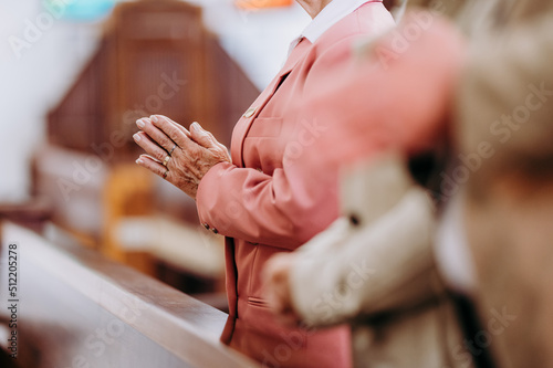 ręce złożone do modlitwy podczas mszy świętej