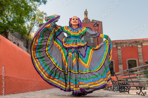 Canvas Print Young Mexican woman in a traditional folklore dress of many colors, traditional dancer
