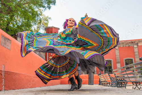 Fototapet Young Mexican woman in a traditional folklore dress of many colors, traditional dancer