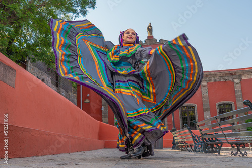 Canvas-taulu Young Mexican woman in a traditional folklore dress of many colors, traditional dancer