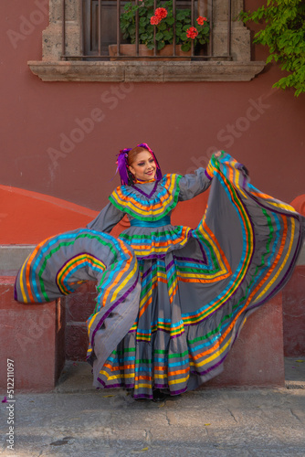 Canvas Print Young Mexican woman in a traditional folklore dress of many colors, traditional dancer