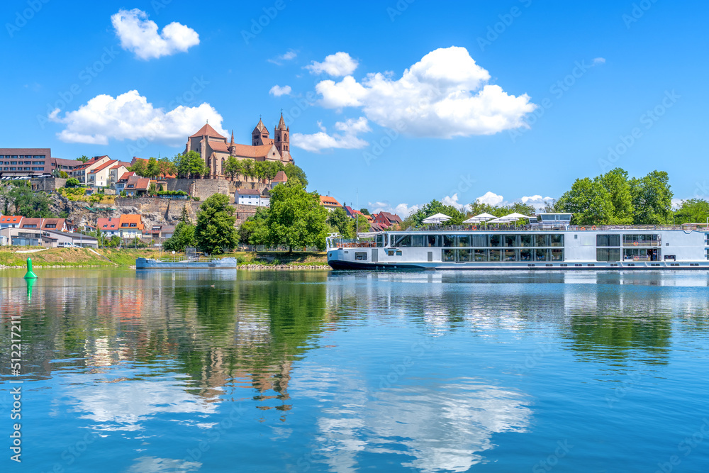 Blick auf die Stadt Breisach am Rhein mit dem Münster, Baden Württemberg, Deutschland 