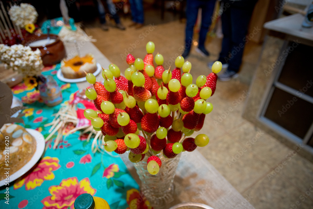 Decoração e comida típica de festa junina do Brasil. 