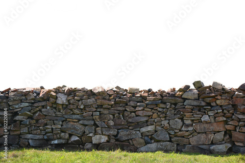 muro de piedra con espacio negativo fondo blanco