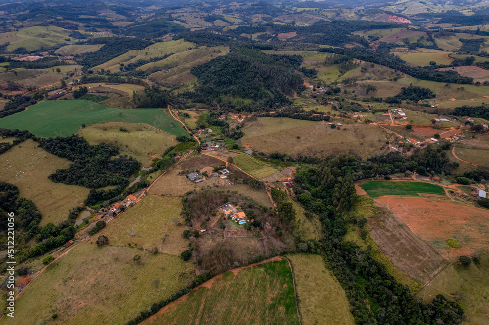 Vista aérea da cidade de Caconde, São Paulo. Dia nublado e com muitas fazendas e verde ao redor.