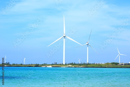 제주도에 있는 김녕해안에 설치된 풍력발전기의 아름다운 모습이다
