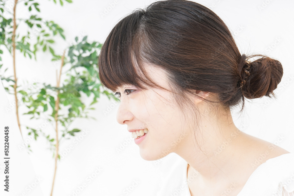 スキンケアをする若い女性 スキンケアをする若い女性