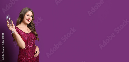 Beautiful young woman drink...