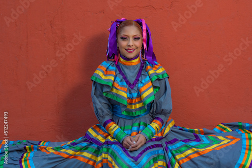 Fototapeta Naklejka Na Ścianę i Meble -  Portrait of a Mexican woman wearing a traditional dress for folk dance