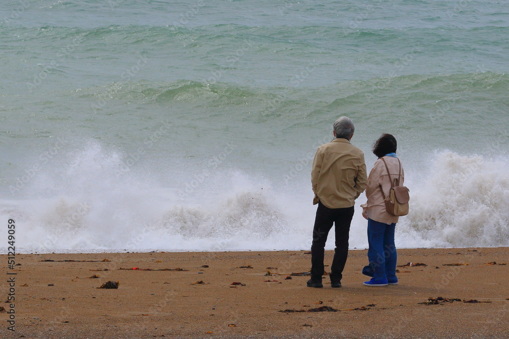 海辺の夫婦