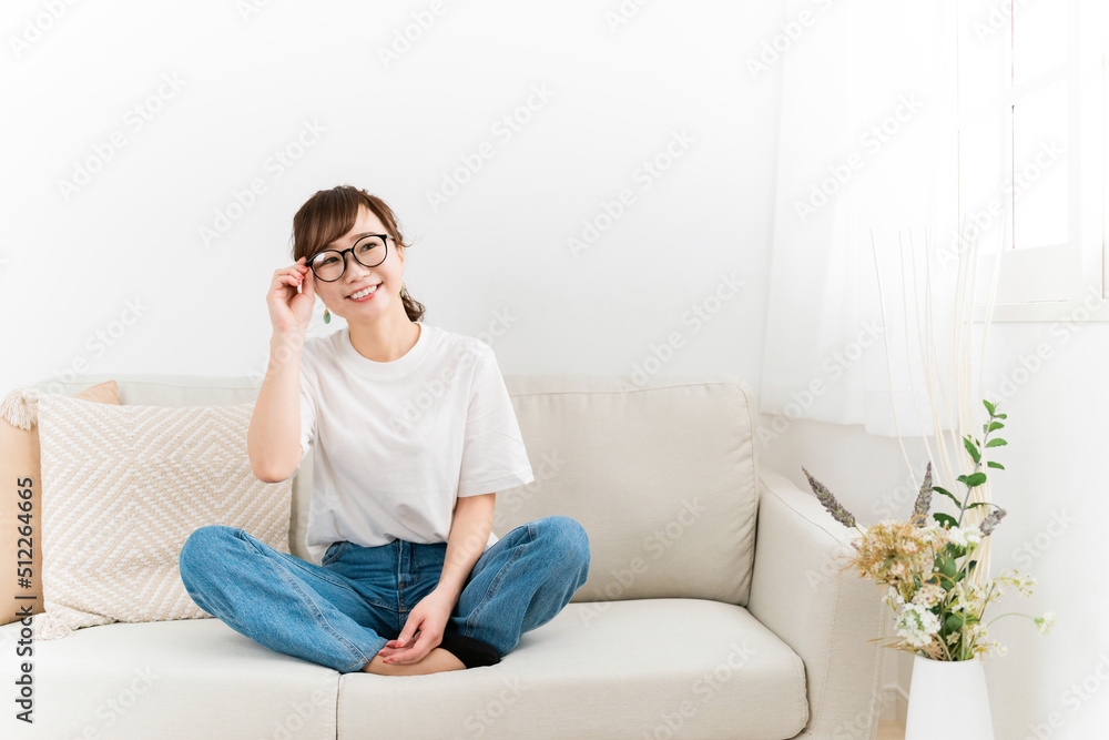 家のソファに座る眼鏡をかけたデニム姿のおしゃれな日本人女性(リラックス)
家のソファに座る眼鏡をかけたデニム姿のおしゃれな日本人女性(リラックス)