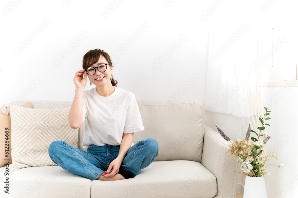 家のソファに座る眼鏡をかけたデニム姿のおしゃれな日本人女性(リラックス)
家のソファに座る眼鏡をかけたデニム姿のおしゃれな日本人女性(リラックス)