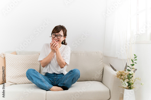 家のソファで会話して楽しそうな日本人女性 