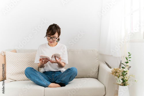 家のソファで読書するおしゃれな日本人女性（本・漫画・小説）
