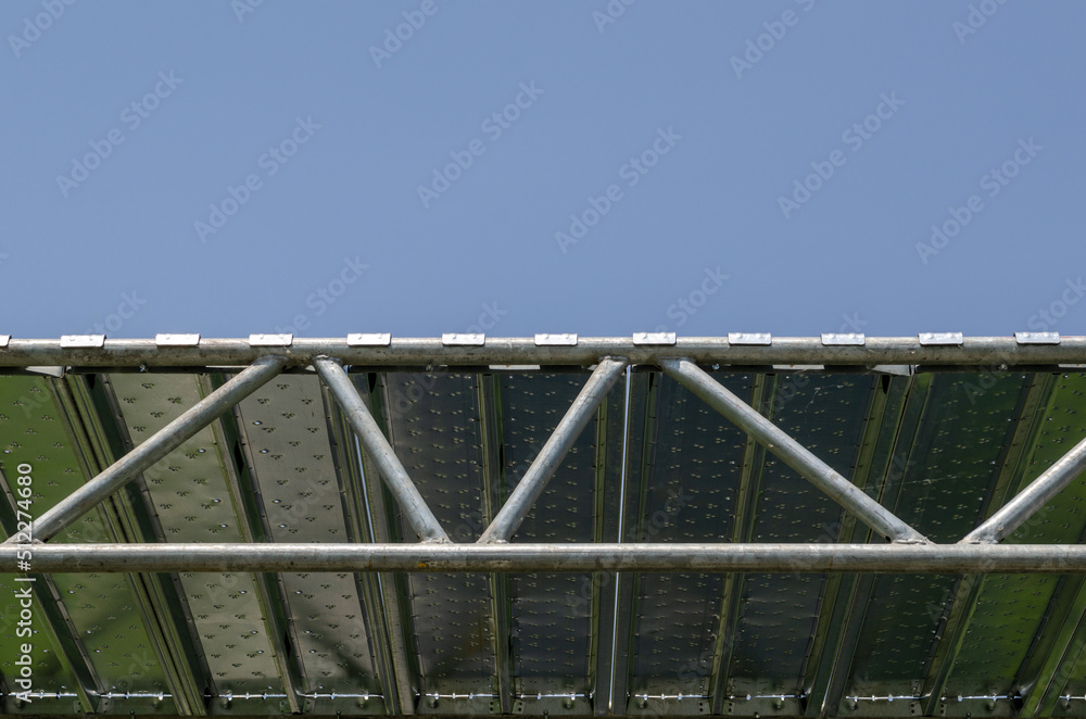 Scaffolding construction: detail with load-bearing structure in galvanized steel and prefabricated tubular elements that make up a reticular beam. Scaffolding construction: detail with load-bearing structure in galvanized steel and prefabricated tubular elements that make up a reticular beam.