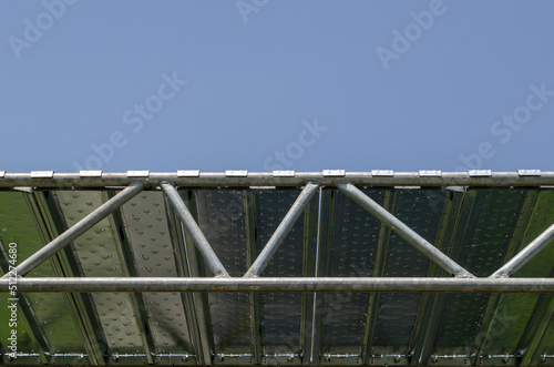 Scaffolding construction: detail with load-bearing structure in galvanized steel and prefabricated tubular elements that make up a reticular beam. © rikstock