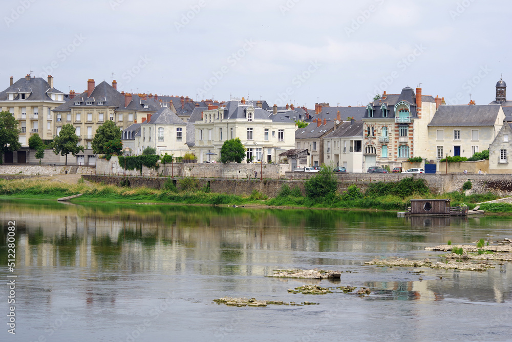 Maisons et leurs reflets en bord de Loire