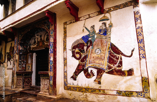 Pinturas decorativas en la Haveli Braj Bhushanjee. Bundi. Rajastan. India. photo