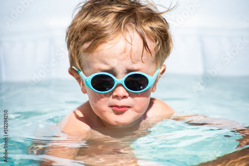 Fotografering enfant avec lunettes de soleil