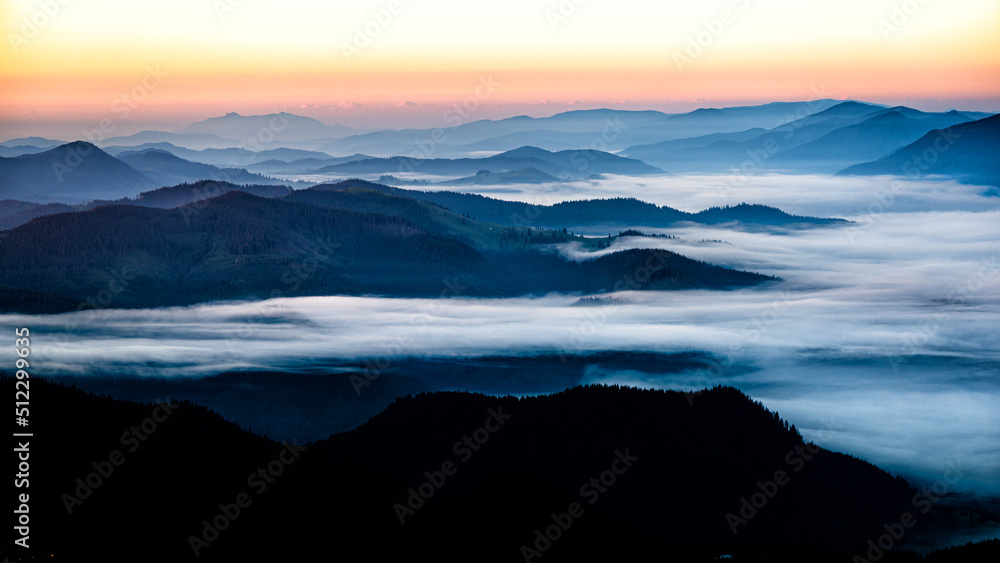 Obraz premium Sunrise in the Rarau mountains, Eastern Carpathians, Romania.