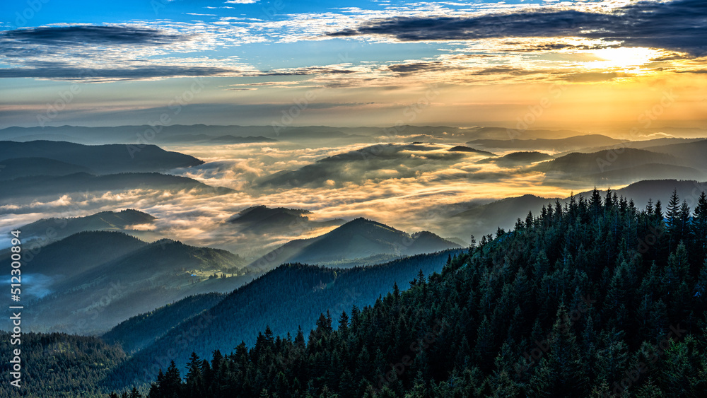 Obraz premium Sunrise in the Rarau mountains, Eastern Carpathians, Romania.