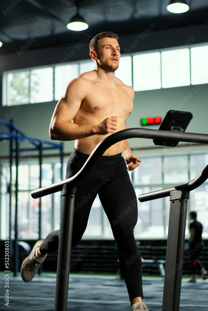 Obraz premium Male athlete running on a treadmill