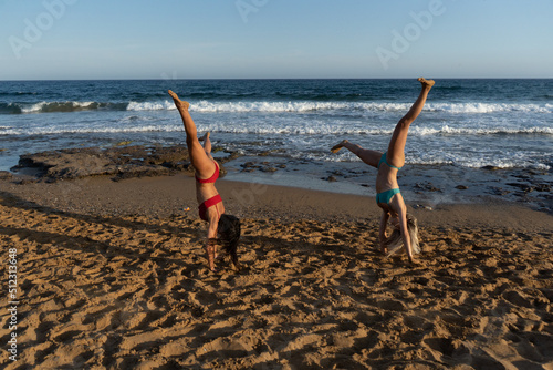 Dos chicas pasando un dia en la playa en bikini y traje de baño  © ruben